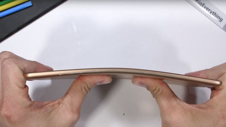 iPad bị cong khi xuất xưởng