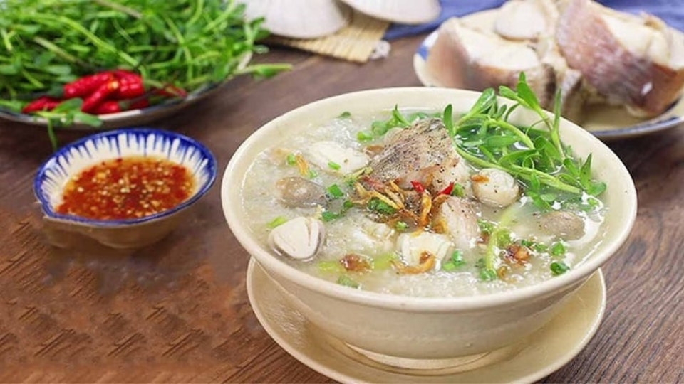 Cháo cá lóc nấm rơm thịt viên