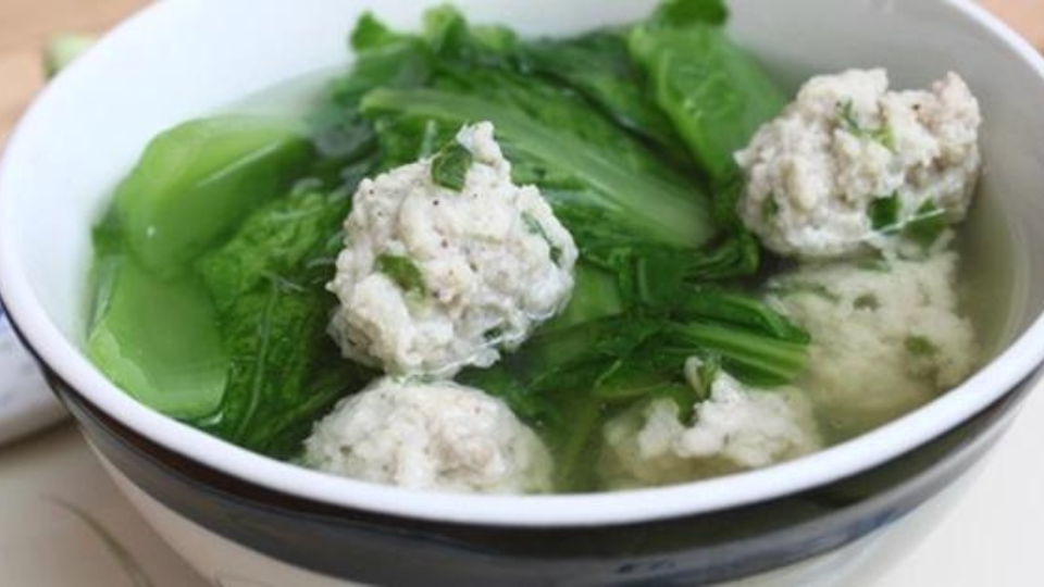 Canh cải ngọt nấu cùng thịt viên