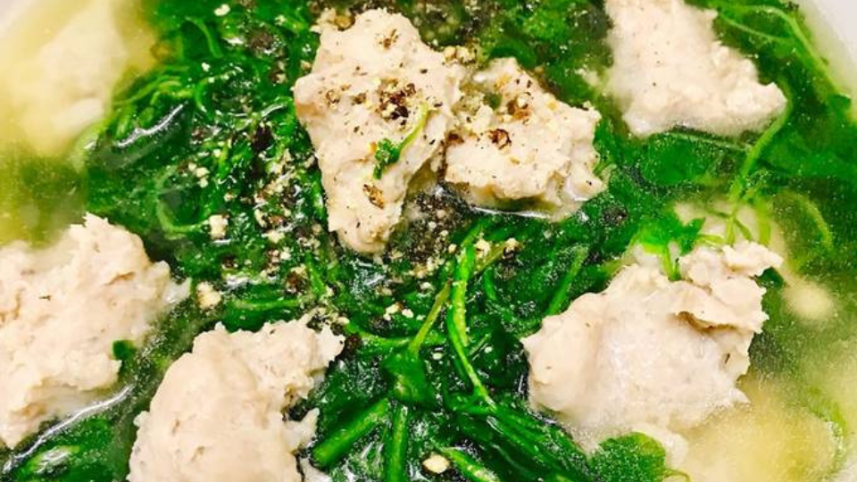 Canh xà lách xoong nấu cùng thịt viên