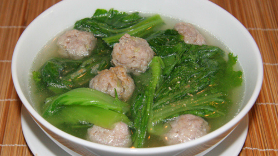 Canh cải bẹ xanh nấu cùng thịt viên
