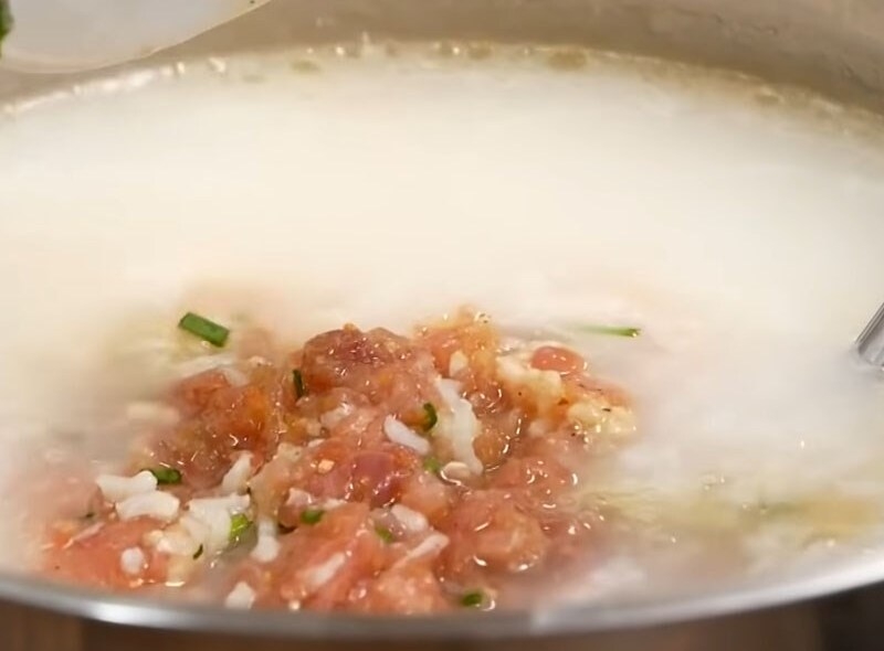 Nấu cháo hạt sen, thịt băm