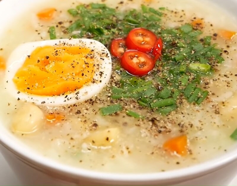 Cháo hạt sen, thịt băm, trứng có vị ngon, ngọt và bùi