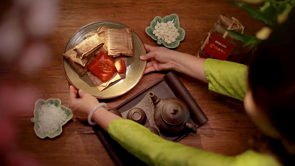 Bánh gấc là một món bánh truyền thống rất được yêu thích