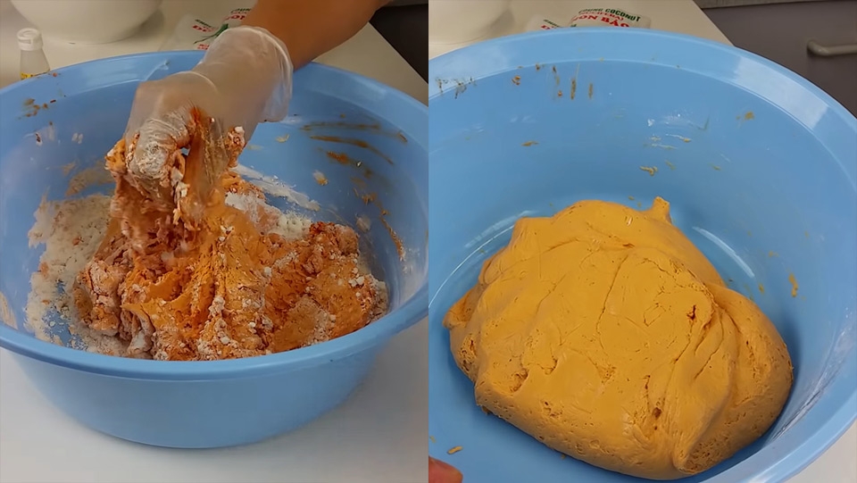 Nhào bột bánh gấc