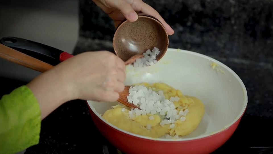 Cho mứt bí vào nhân