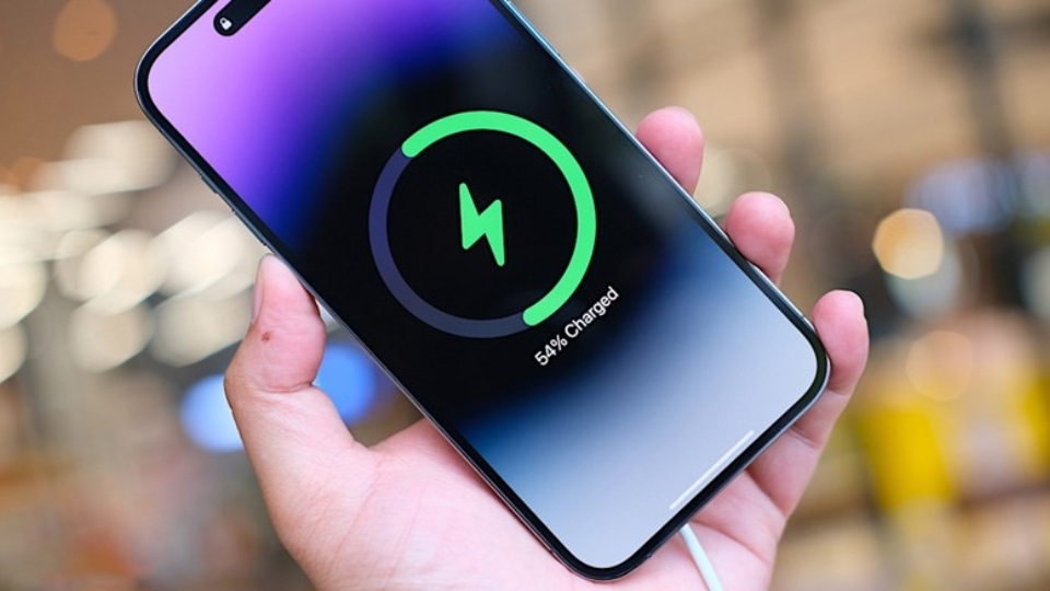 Nguyên nhân iPhone sập nguồn khi còn pin và cách khắc phục