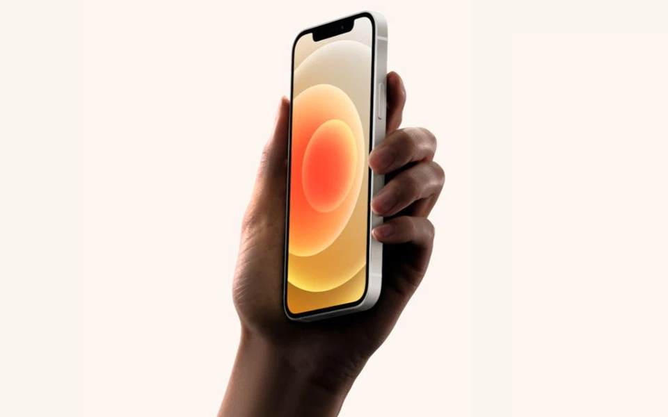 Cắm sạc để hiển thị phần trăm pin iphone 12