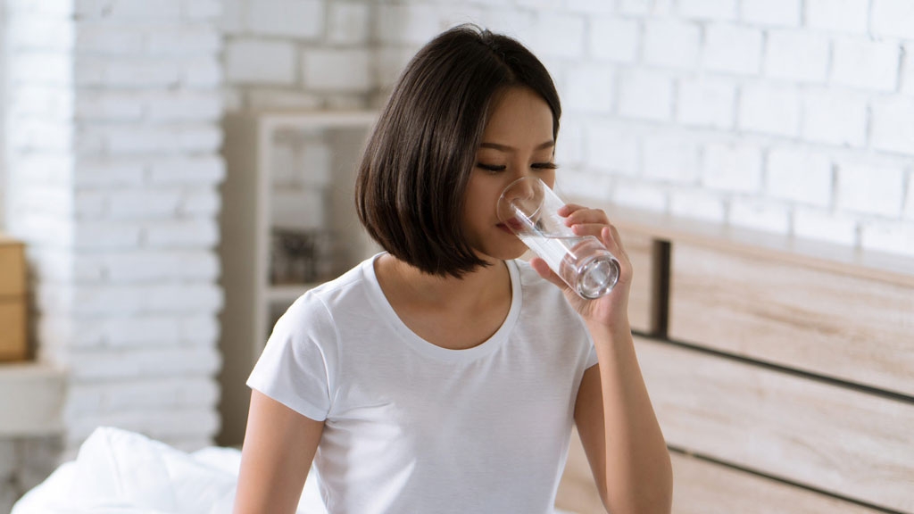 Nước khoáng kiềm giúp kìm hãm quá trình lão hóa diễn ra nhanh ở làn da con người