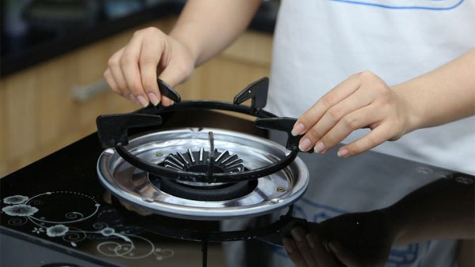 Bật bếp ga lên lửa nhưng sẽ tắt lại nếu thả tay ra