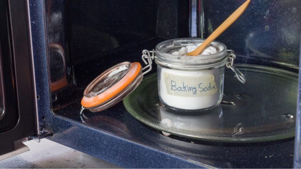 Dùng baking soda vệ sinh lò nướng thuỷ tinh