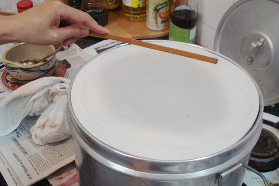 Bước 7: Tráng bánh cuốn