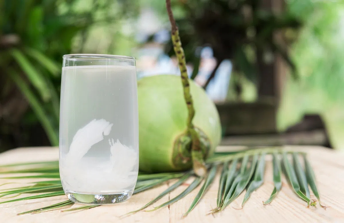 Uống nước dừa giúp thanh mát, giải nhiệt và làm trẻ hóa da