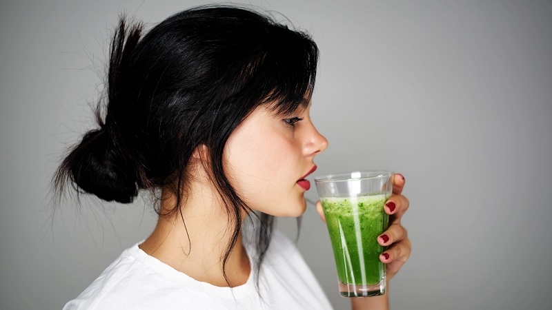 Nước rau má có thể làm tăng độ ẩm nhanh chóng cho làn da