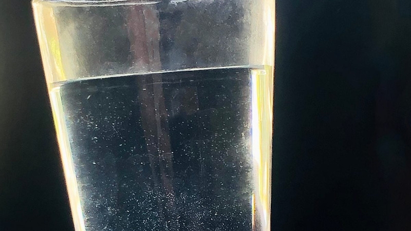 Nước nổi váng trắng có thể do đã bị nhiễm nước cứng hoặc các lõi lọc quá hạn sử dụng