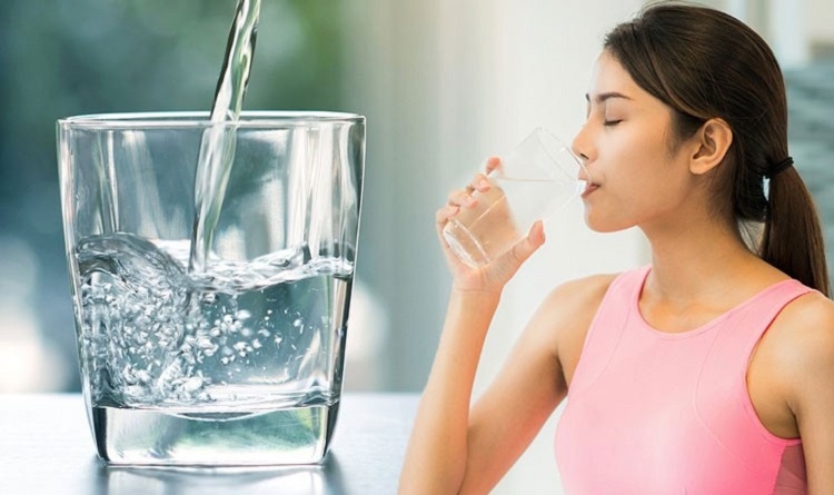 Uống nhiều nước sẽ dễ bị chuột rút, đau đầu, đi tiểu nhiều lần