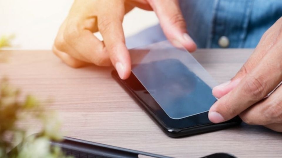 Gỡ miếng dán cường lực