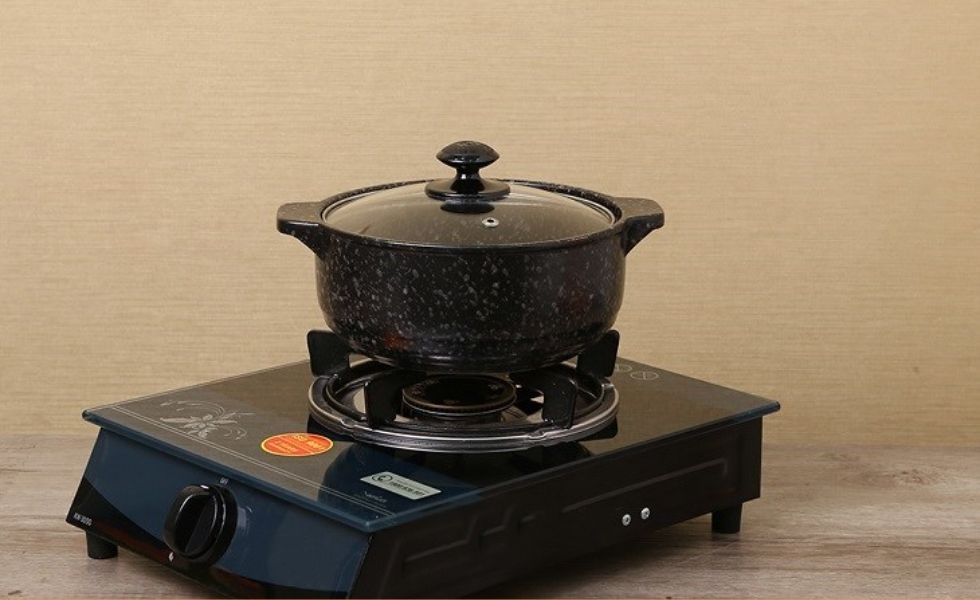 Nồi sứ Mommy Cook trên bếp