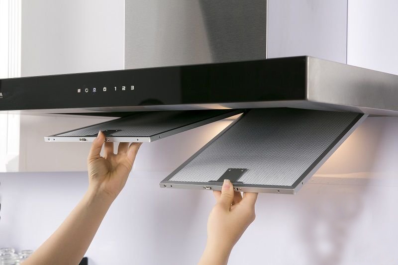 vệ sinh lưới lọc máy hút mùi 1
