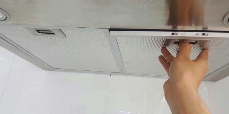 vệ sinh lưới lọc máy hút mùi 3