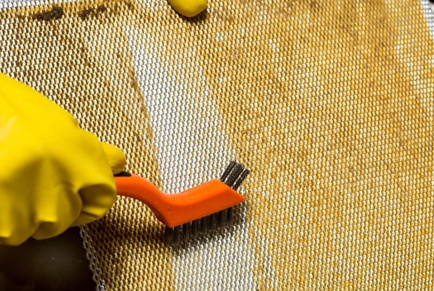 vệ sinh lưới lọc máy hút mùi 4