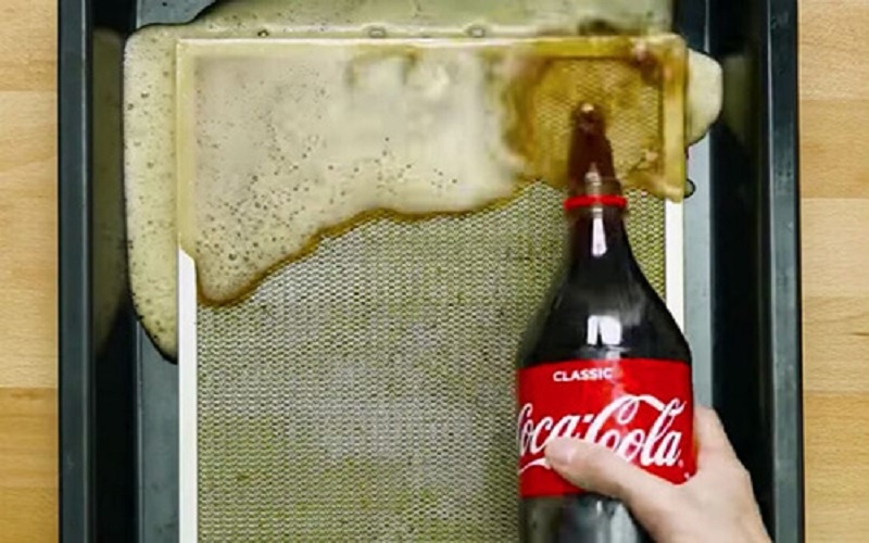 vệ sinh lưới lọc máy hút mùi 5