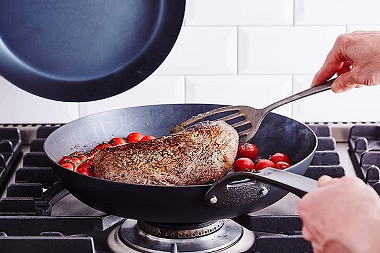 Chảo thép carbon cầm nhẹ, đỡ mỏi tay hơn, phù hợp với nữ giới