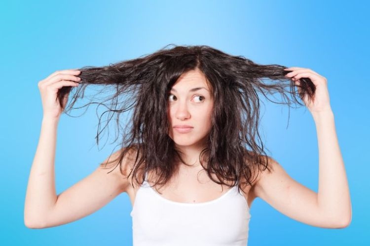 Nên sấy tóc hay để khô tự nhiên?