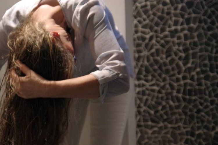 Giũ tóc và lắc nhẹ tóc sau khi gội