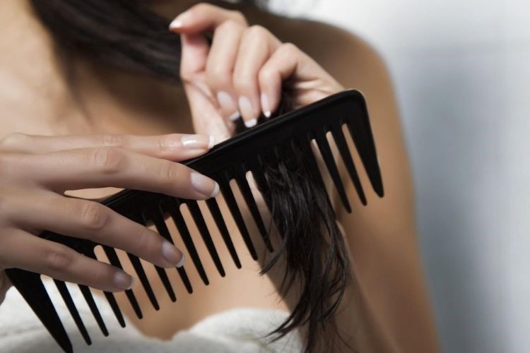 Chăm sóc mái tóc sau khi uốn bằng lược thưa