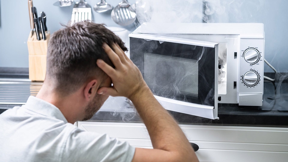 Lò vi sóng dễ hư hỏng nếu sử dụng không đúng cách