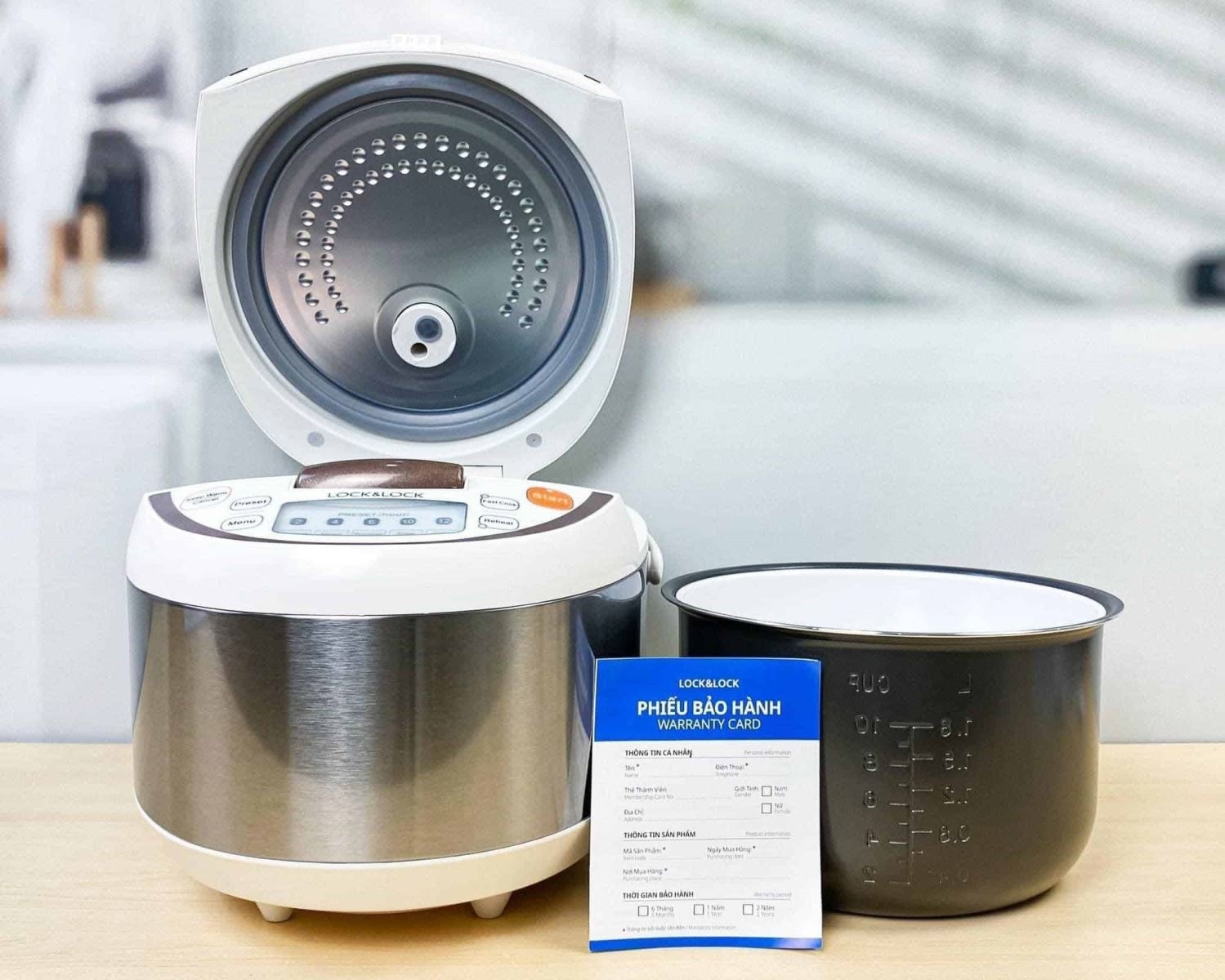 Vệ sinh sạch sẽ các bộ phận của nồi cơm điện Lock&Lock sau khi mới mua về