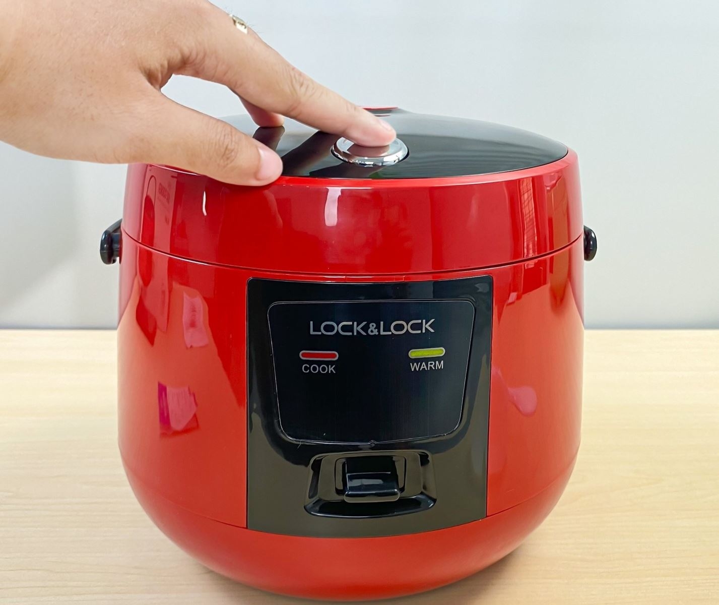 Bật nút nồi cơm để bắt đầu quá trình nấu