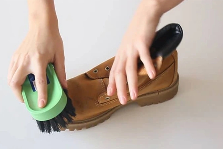 Sử dụng bàn chải vệ sinh giày da lộn