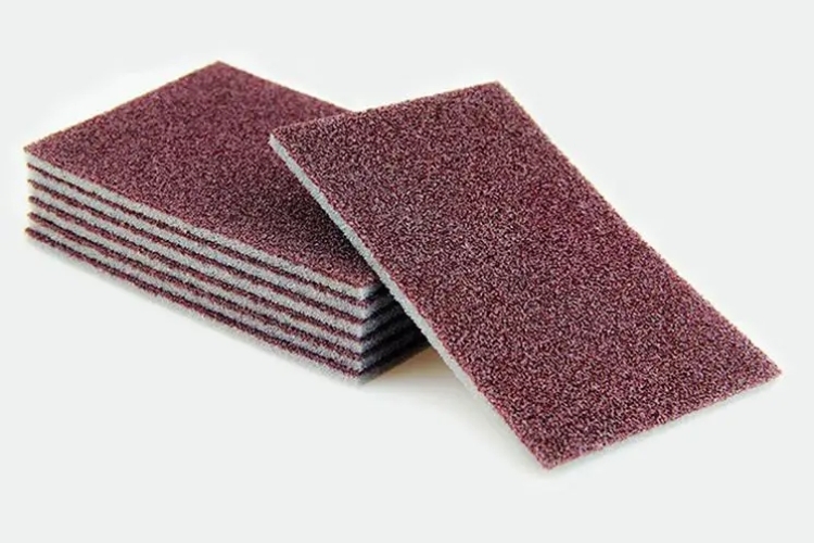 Sử dụng miếng chà nồi vệ sinh giày da lộn