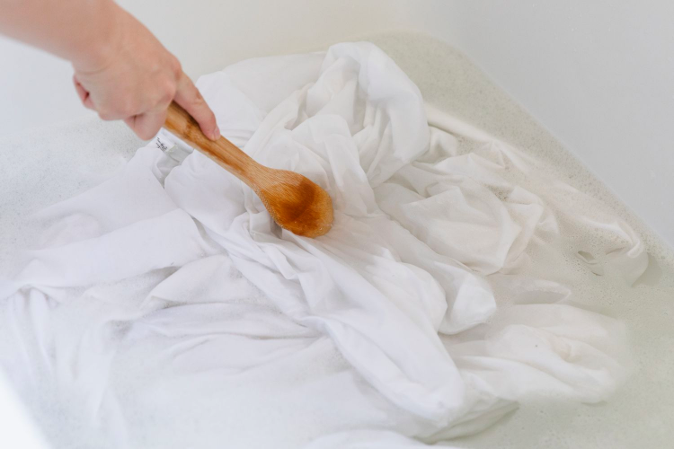 Mách bạn cách tẩy vết ố vàng trên áo trắng siêu đơn giản trả lại áo mới sạch tinh tươm - hình 3