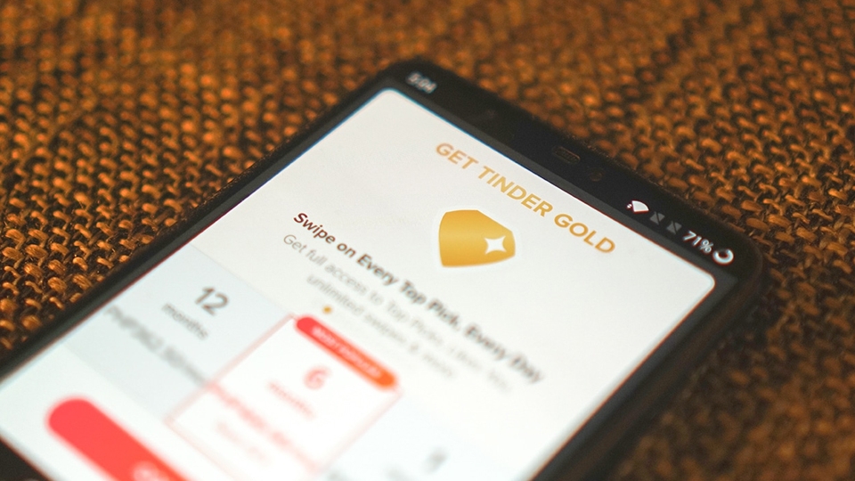 Tinder Gold truy cập được các tính năng của Tinder Plus.