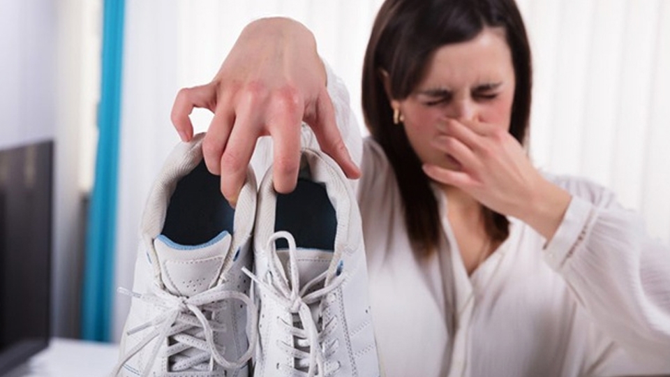 Mùi hôi giày có liên quan đến vi khuẩn và mồ hôi từ bàn chân con người