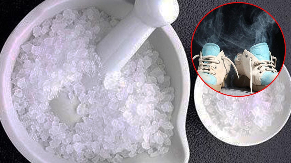 Dùng phèn chua hút ẩm khử mùi hôi giày