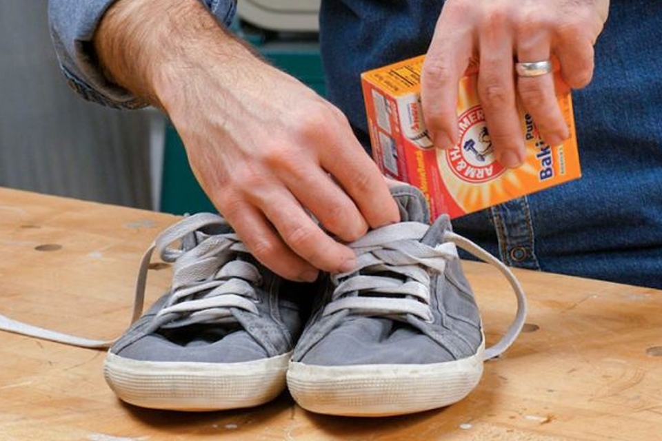 Khử mùi hôi giày bằng baking soda