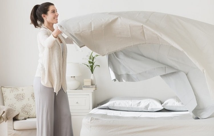 Vệ sinh chăn ga, gối nệm sạch sẽ để diệt bọ nhảy trên giường