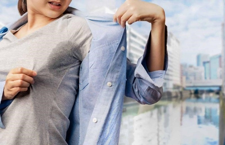 Mặc thêm áo lót có độ thấm tốt ở bên trong