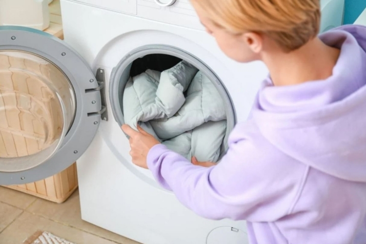 Hướng dẫn cách giặt áo lông vũ sạch thơm, giữ dáng, không bị vón cục ngay tại nhà