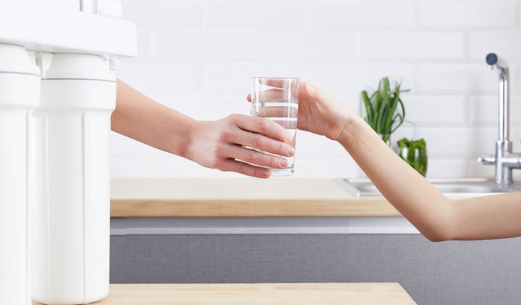 Máy lọc nước điện giải là gì? Có lợi ích gì đối với sức khoẻ và lưu ý khi sử dụng 5