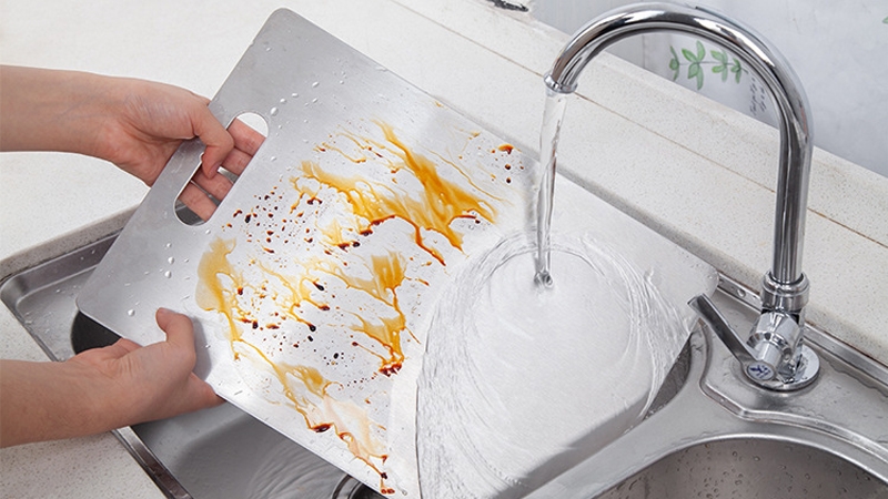 dùng thớt inox có tốt không 3