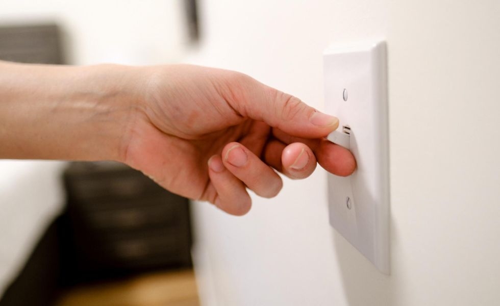 Tắt máy lạnh bằng cầu dao có sao không