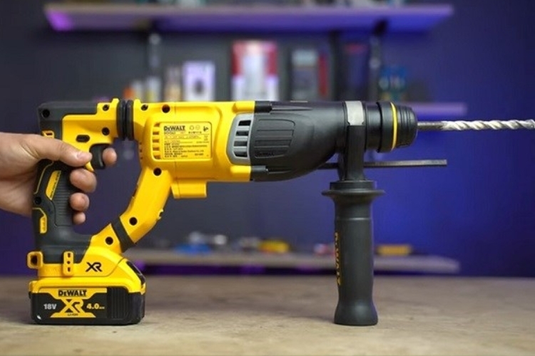 Dùng khoan bê tông khoan bê tông mũi 10 khoan lên trần 2 mũi