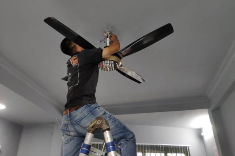 Dùng 2 vít nở sắt 8 đóng lên trần và siết ở mức vừa (không siết chặt)