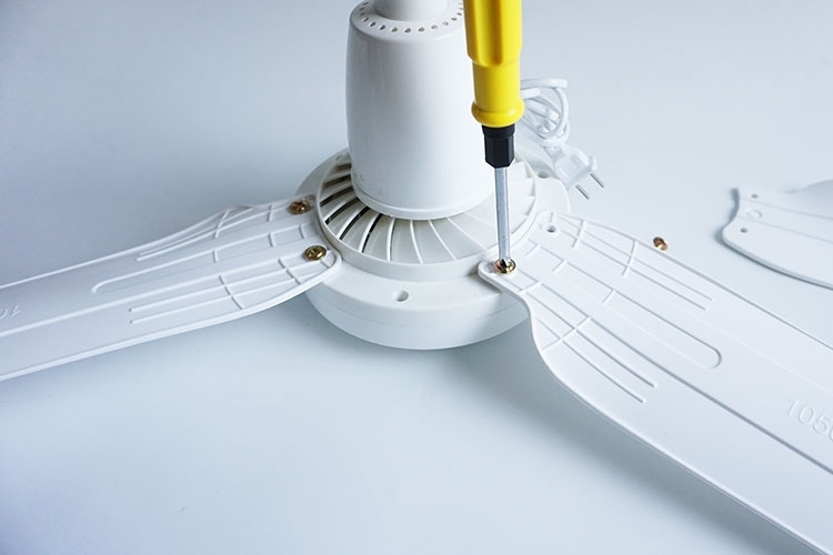 Ráp quạt và đưa quạt lên là xong