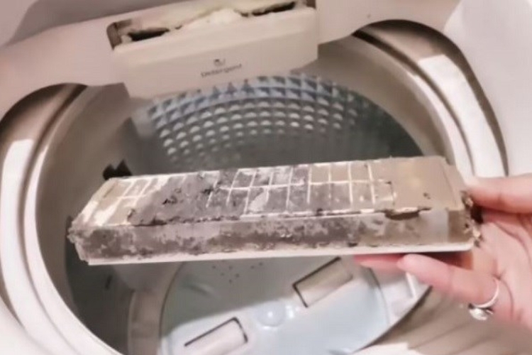 Cách vệ sinh máy giặt Electrolux cửa trên